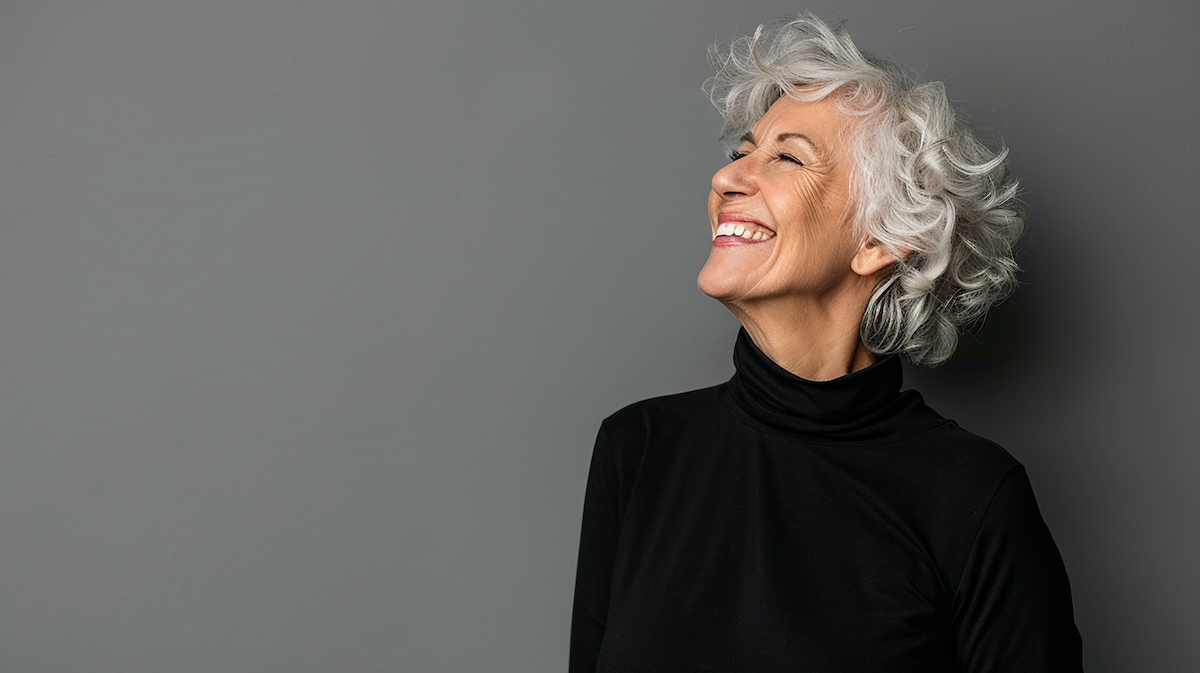 Comment porter les cheveux gris nuancés de noir, brun et blond