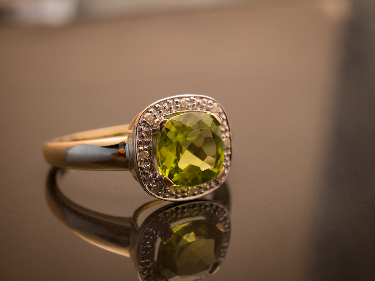 Les bagues aux pierres colorées font briller les fêtes de cet hiver 2025