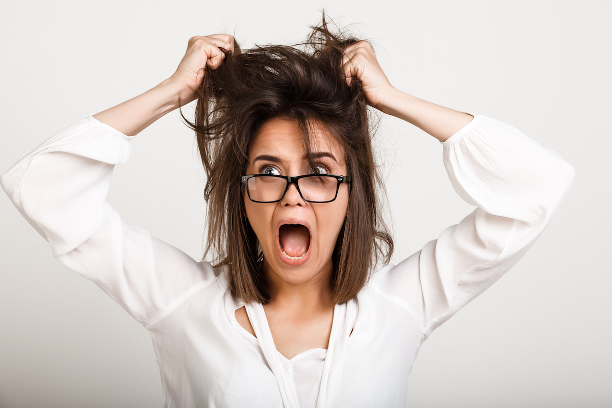 Pourquoi les cheveux commencent à tomber en été… et continuent jusqu’en hiver ?