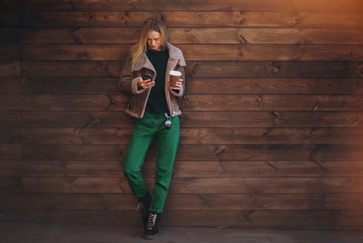 Mixer les couleurs de l'hiver : la tendance incontournable 2025