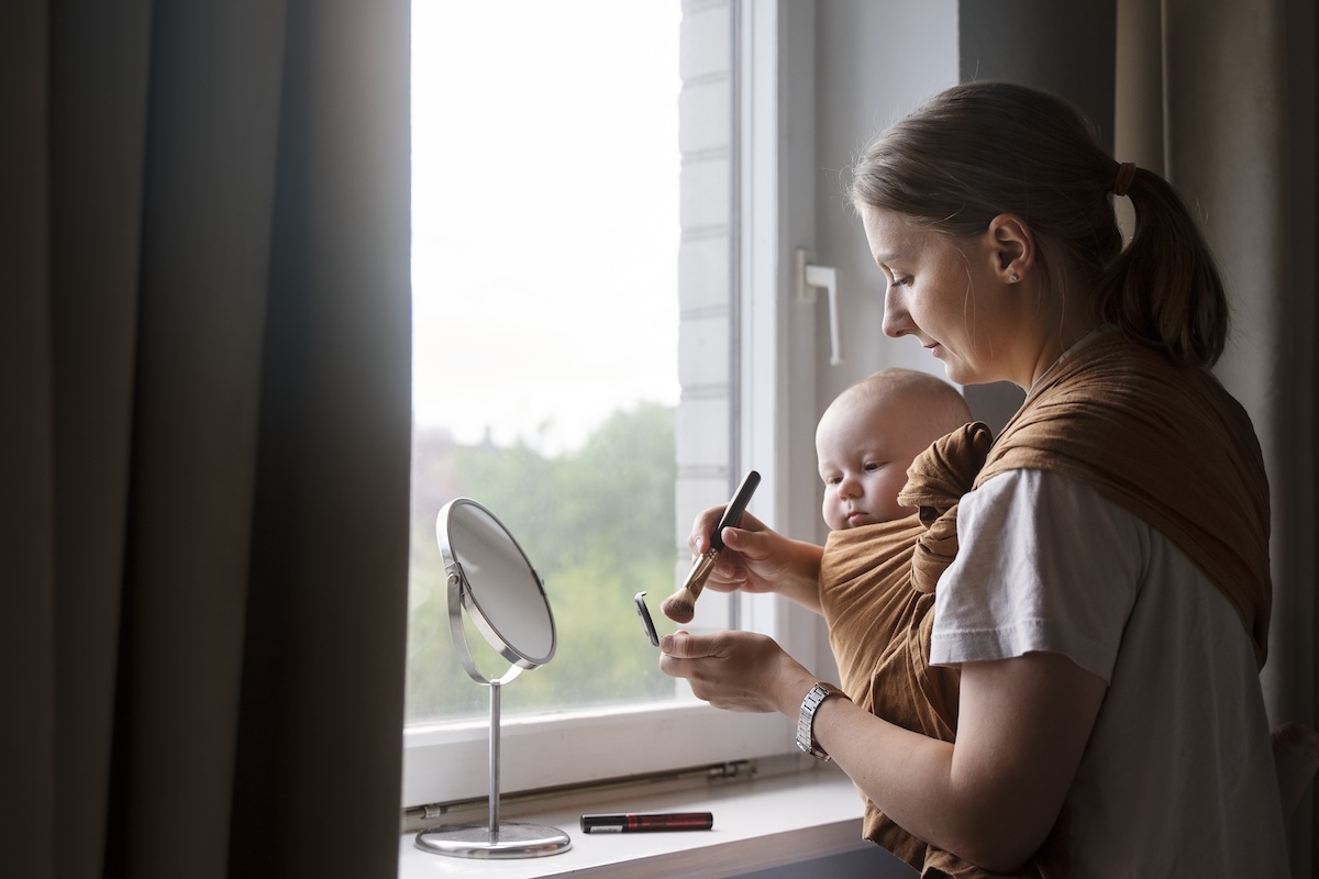 Maquillage express pour maman fatiguée : être fraîche en 5 minutes