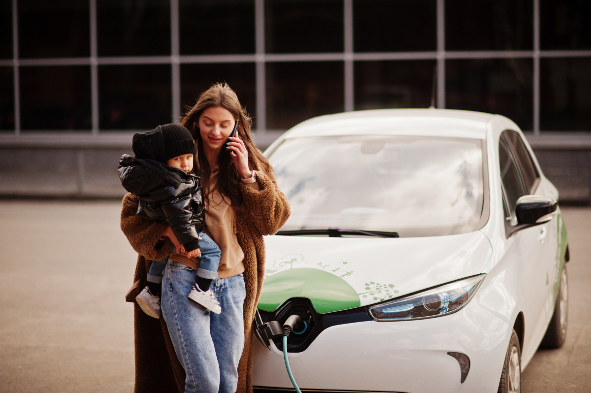 Voiture électrique avec bébé : autonomie réelle, recharge et praticité