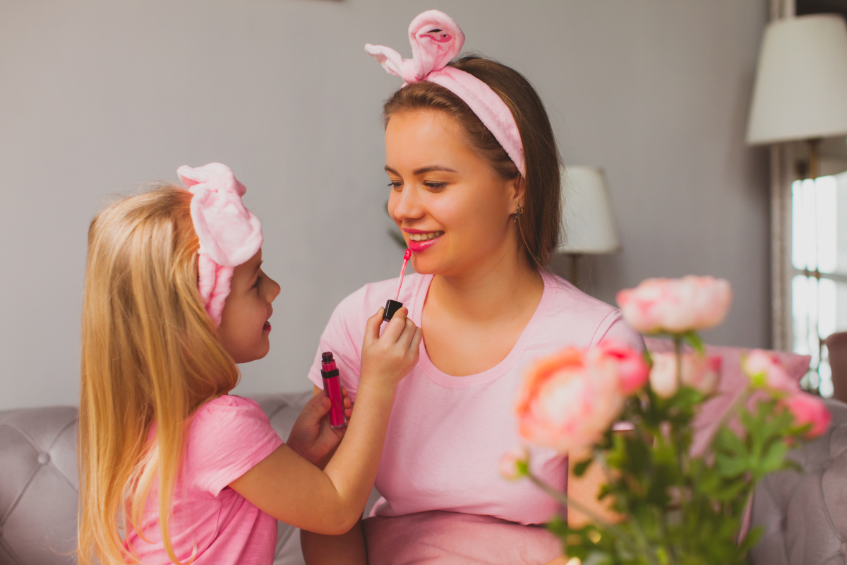 Look frais de printemps 2026 : le tutoriel maquillage 10 minutes des jeunes mamans