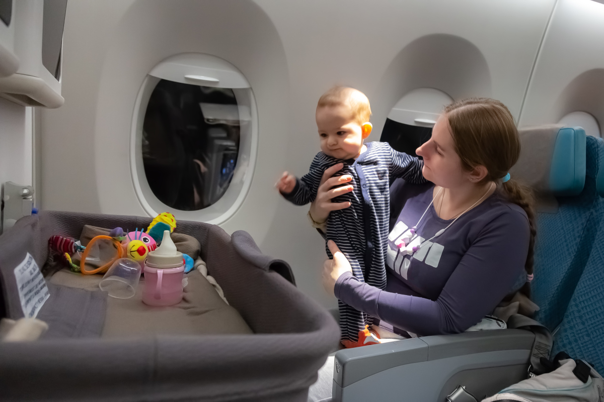 Premier voyage en avion avec bébé : tout ce qu'il faut savoir et prévoir