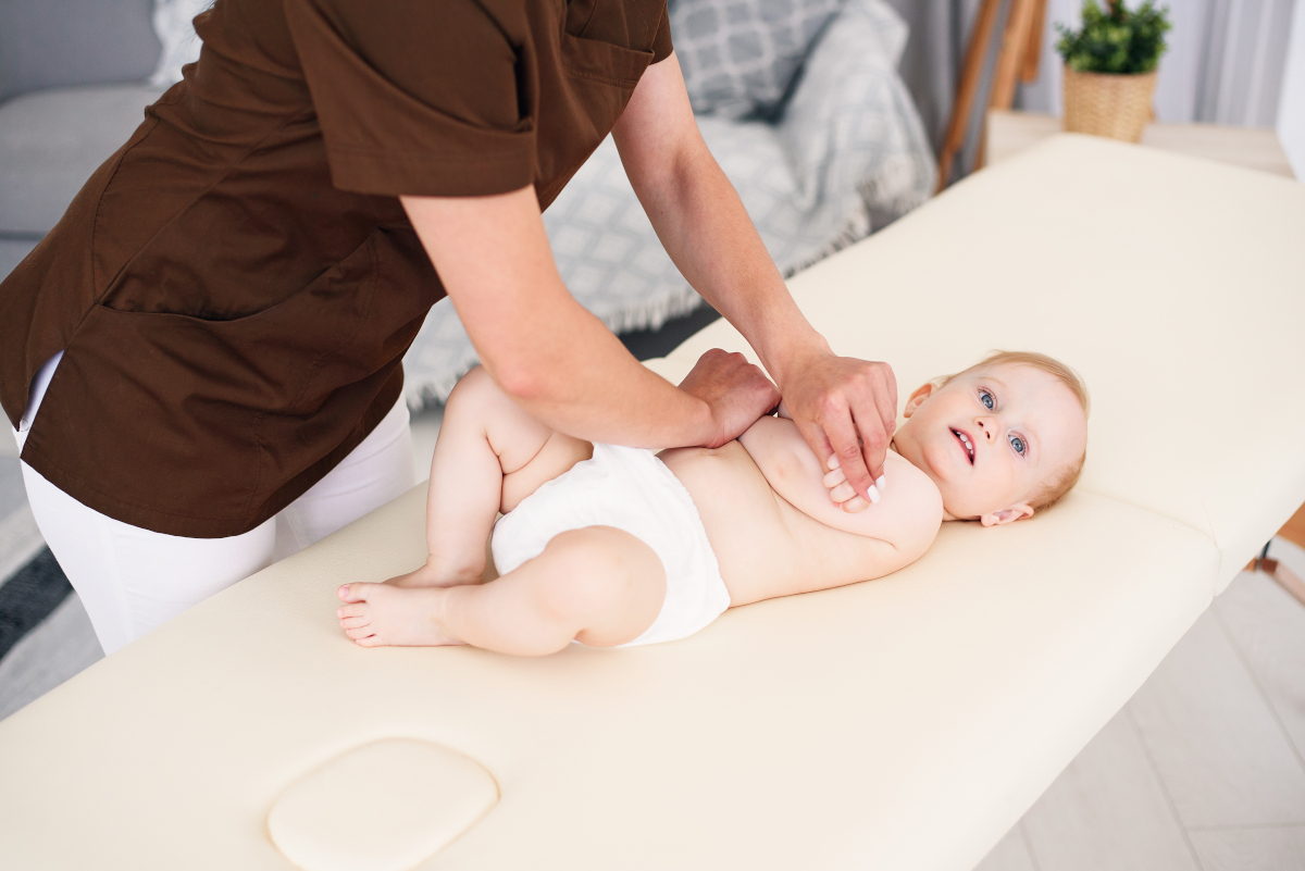 Ostéopathie pédiatrique : ce que tout parent devrait savoir avant de prendre rendez-vous