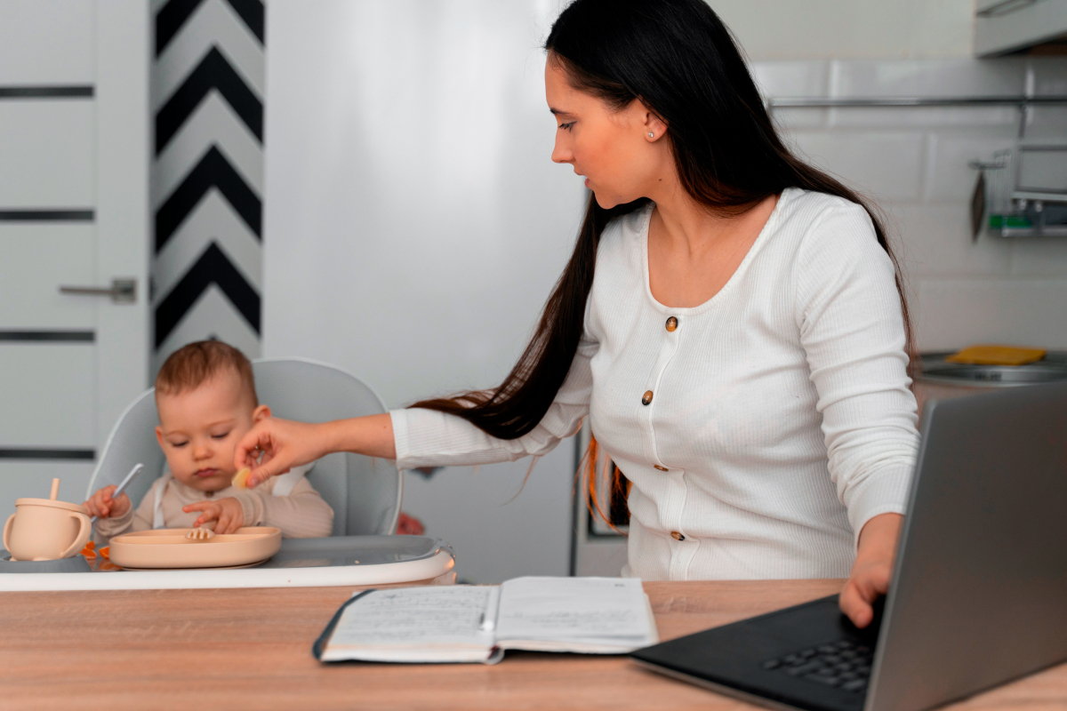 Look pro et pratique : les tenues parfaites pour la maman qui enchaîne crèche et bureau