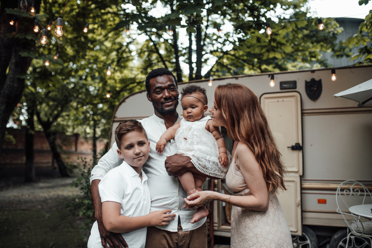 Famille recomposée et nouveau bébé : le guide pour que beau-parent et enfants trouvent leur équilibre