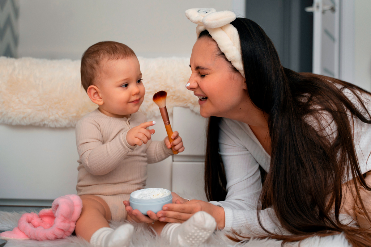 Soins visage pendant l'allaitement : produits autorisés et à éviter absolume