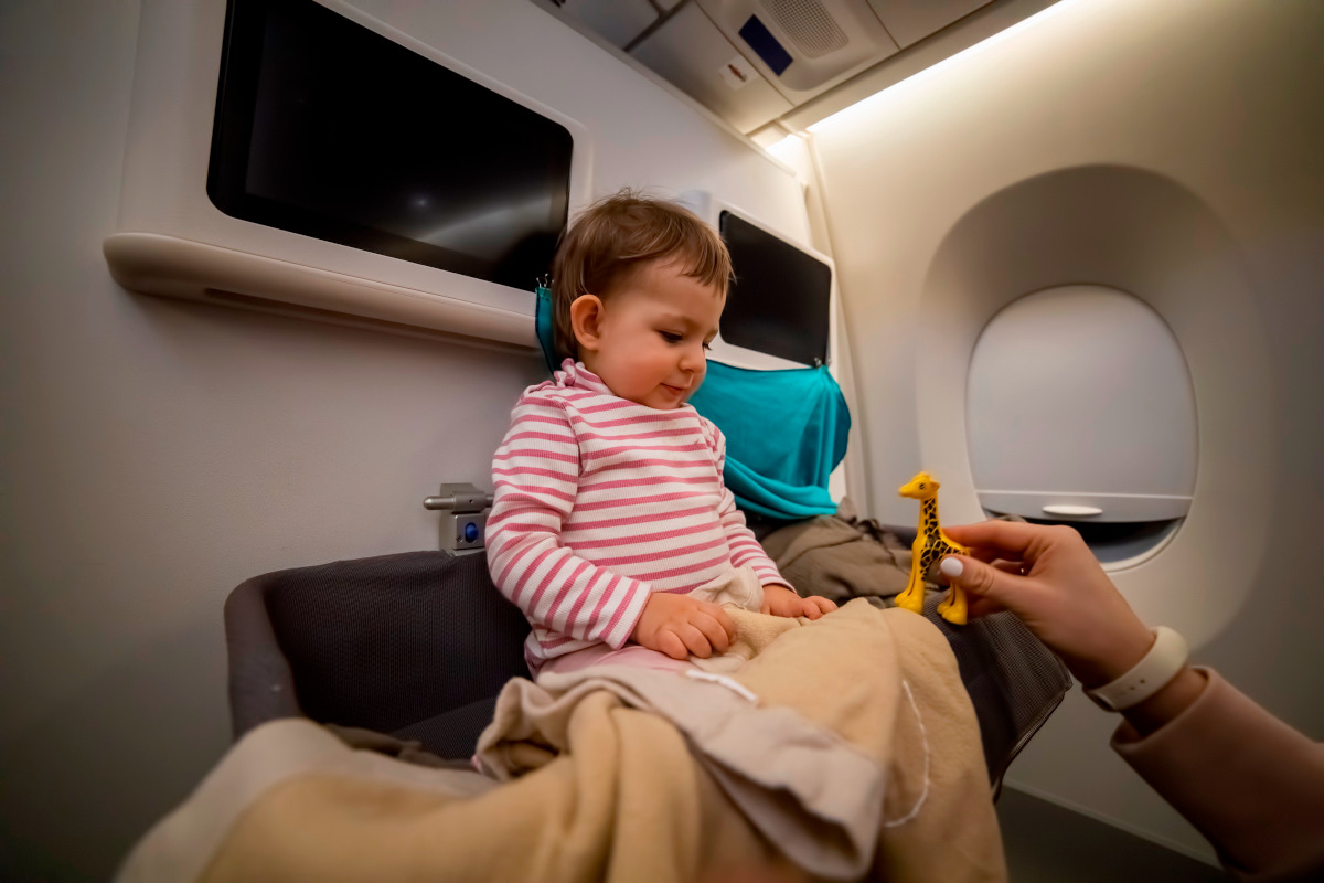 Voyage long-courrier avec bébé : tout ce qu'il faut prévoir, du berceau à bord au jet lag Voyage long-courrier avec bébé : tout ce qu'il faut prévoir, du berceau à bord au jet lag
