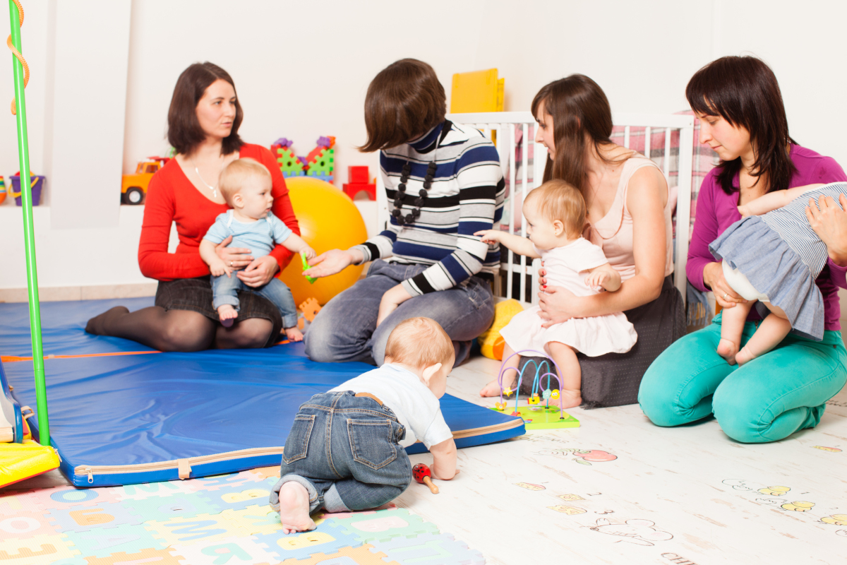 Crèche parentale ou collective : laquelle choisir en 2026 ? Le comparatif honnête Crèche parentale ou collective : laquelle choisir en 2026 ? Le comparatif honnête