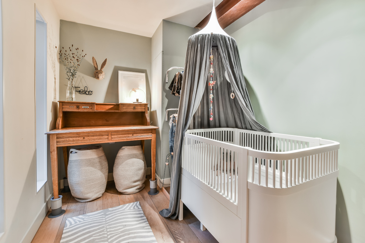 Petite chambre de bébé : les astuces des experts déco 2026 pour gagner de la place sans sacrifier le style