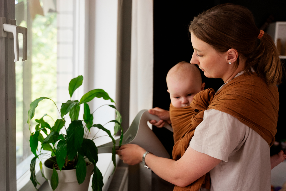 Jardinage avec bébé en écharpe