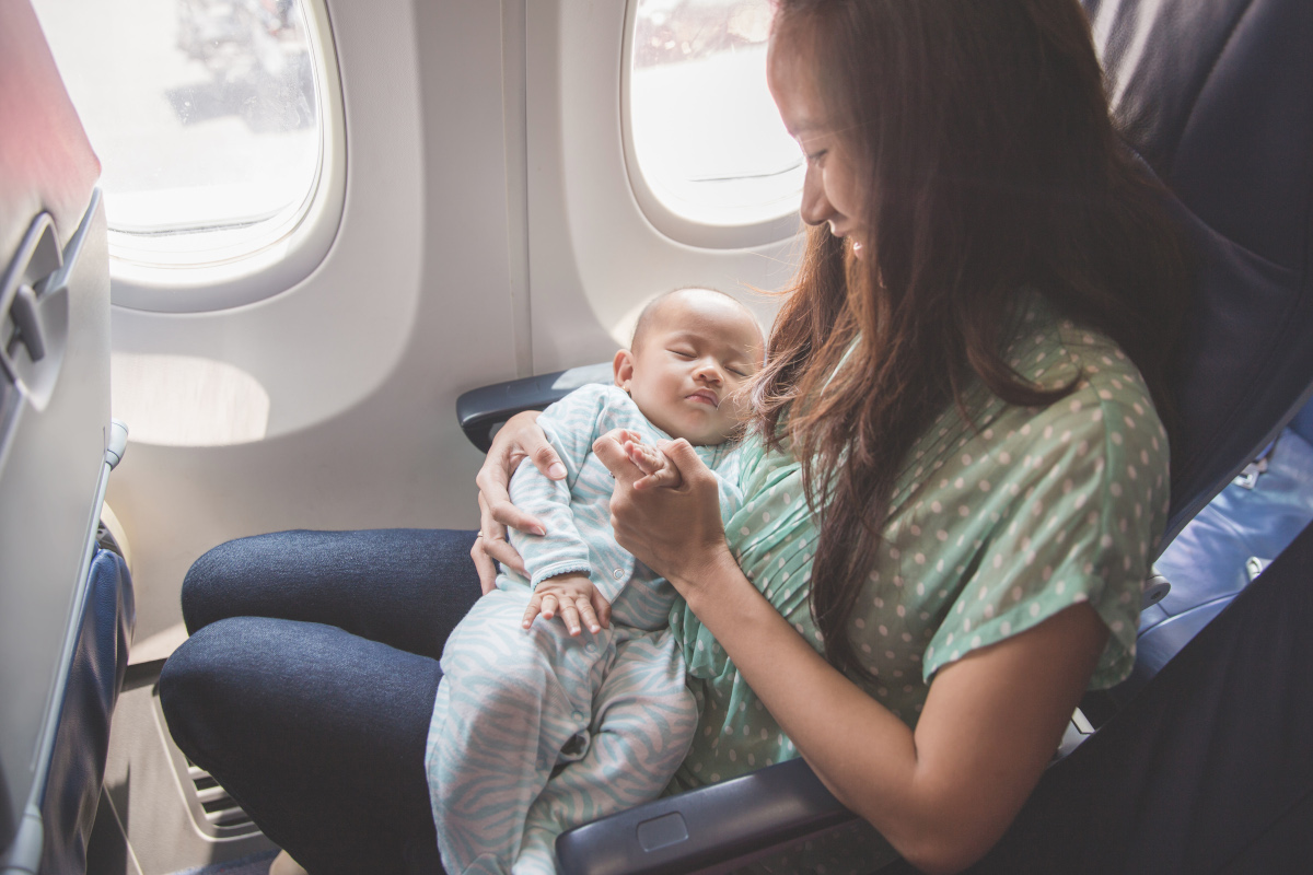 Voyager en avion avec bébé