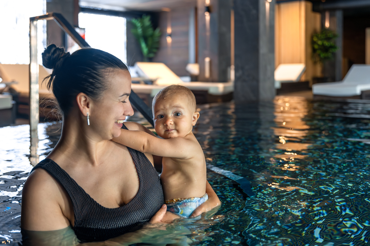 Bébé et piscine privée