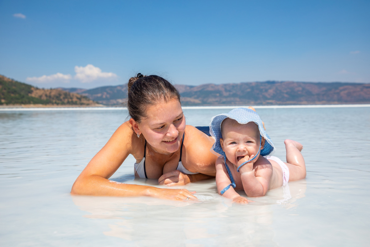 Le premier bain de mer de bébé