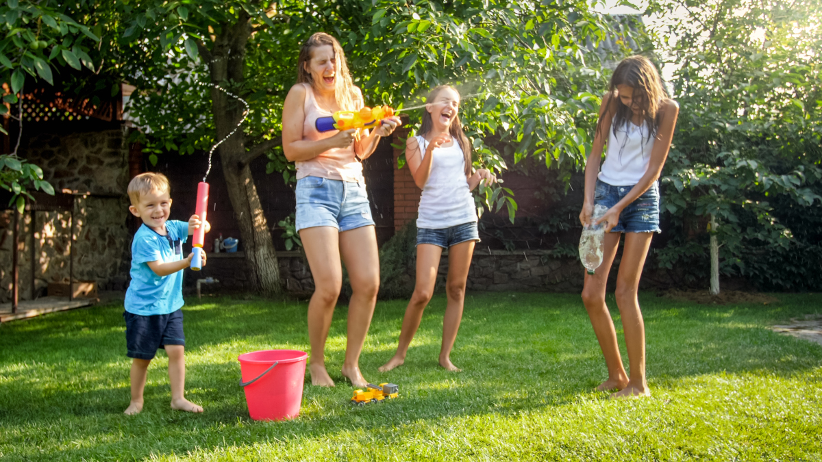 Enfants à la maison l'été