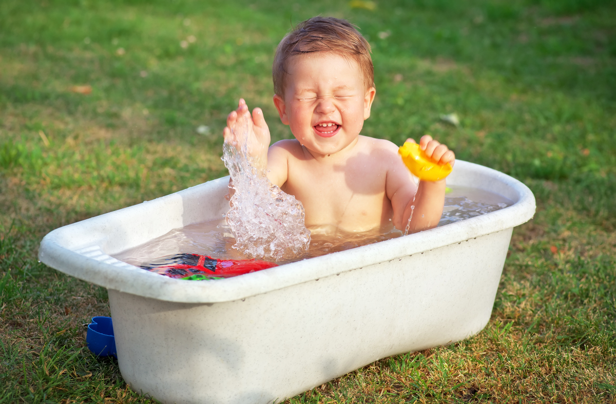 Bain de bébé en été