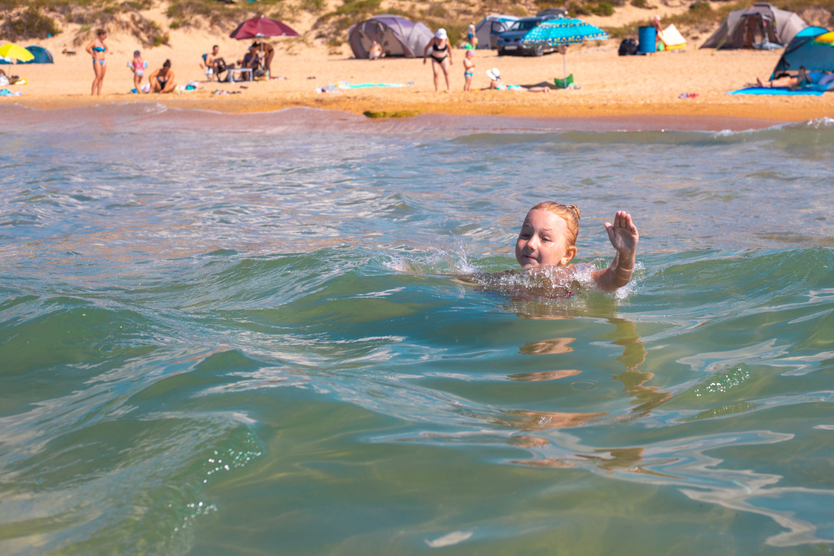 Plage en juillet : noyade enfant, Plage en juillet : noyade enfant,