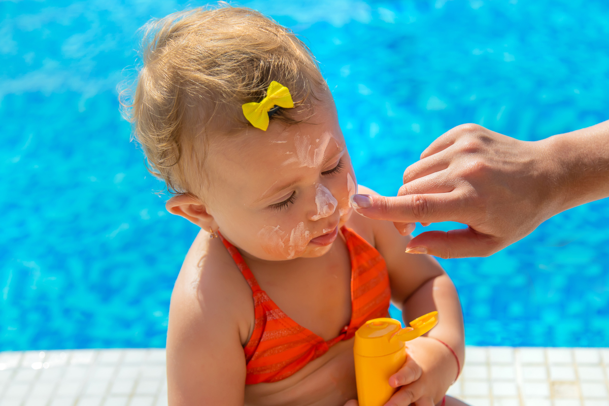Peau sensible de bébé et chlore de la piscine