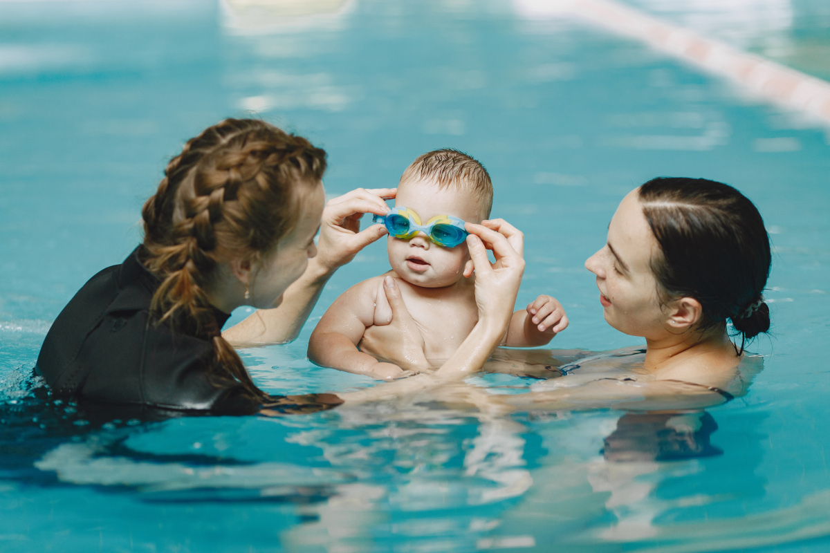 Chlore et piscine : les gestes simples pour protéger la peau de bébé Chlore et piscine : les gestes simples pour protéger la peau de bébé