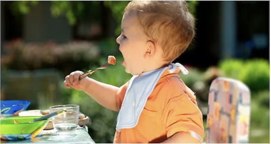 L'alimentation d'un bébé de 21 mois