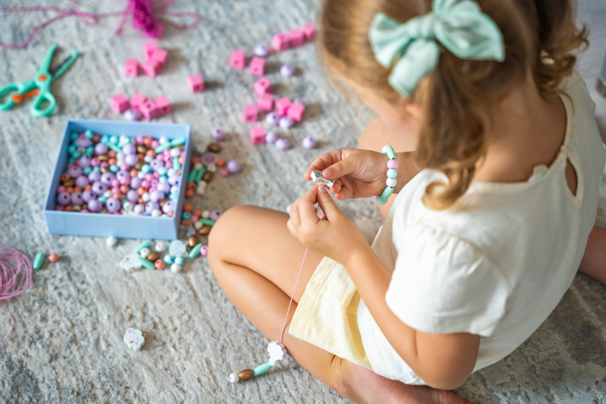 Enfant seul à la maison en vacances Enfant seul à la maison en vacances