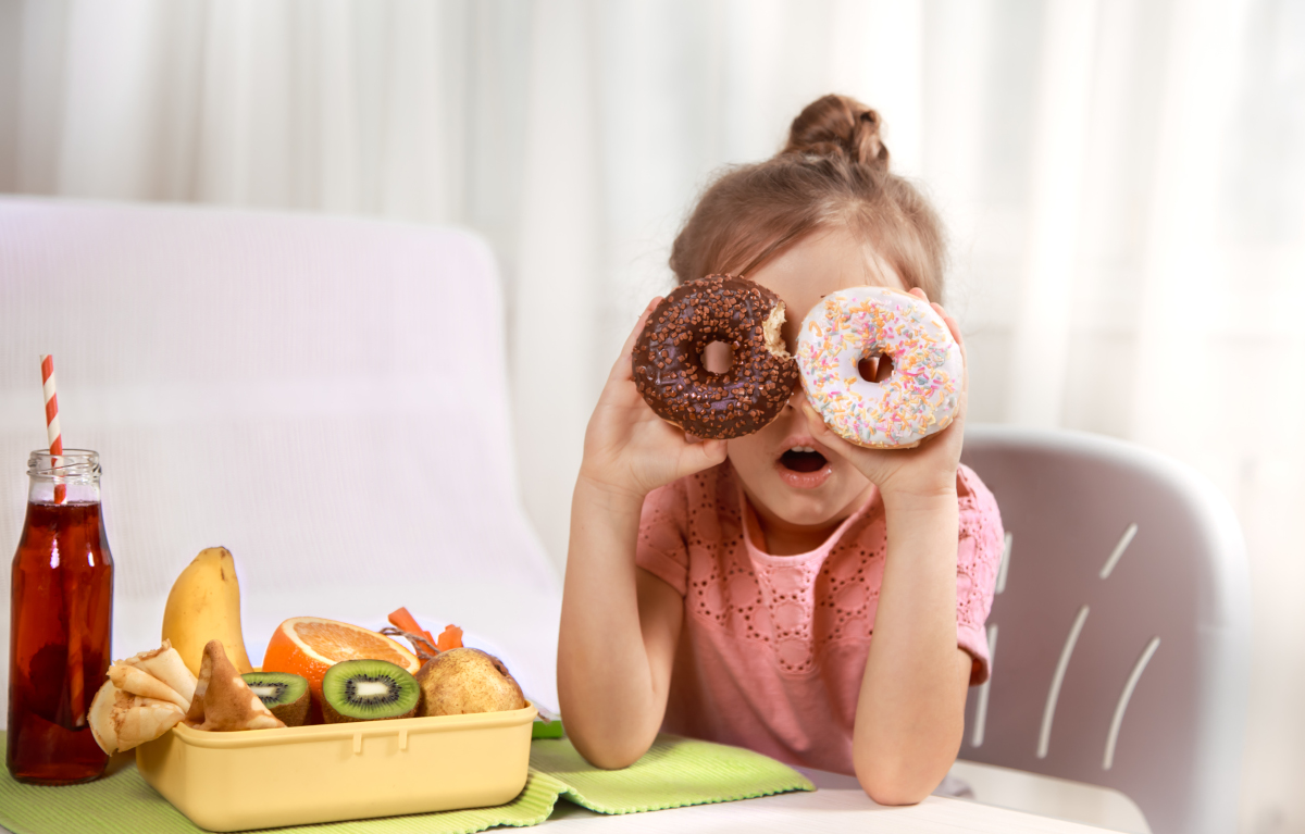 Votre enfant grignote plus depuis les vacances ? Découvrez des astuces concrètes, validées par les repères PNNS et ANSES, pour retrouver un rythme alimentaire équilibré avant la rentrée.