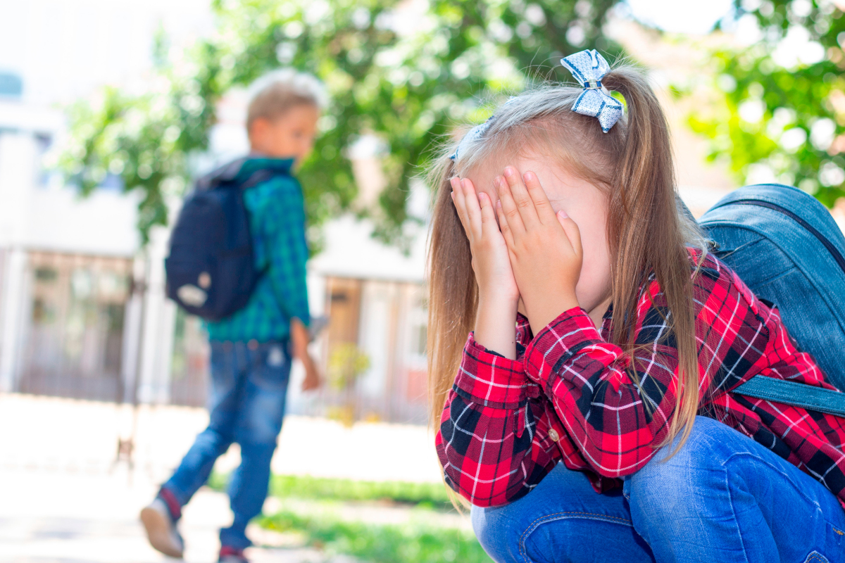 Enfant qui refuse d'aller à l'école