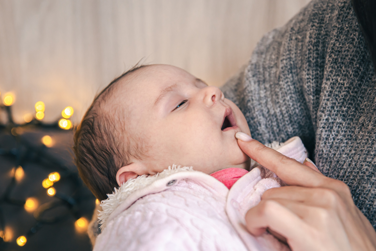 Bébé fait ses dents pendant la rentrée
