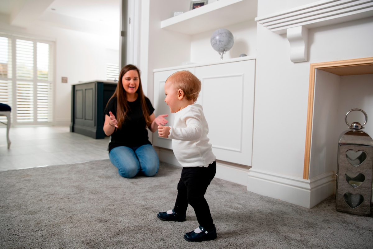 Bébé fait ses premiers pas à la rentrée