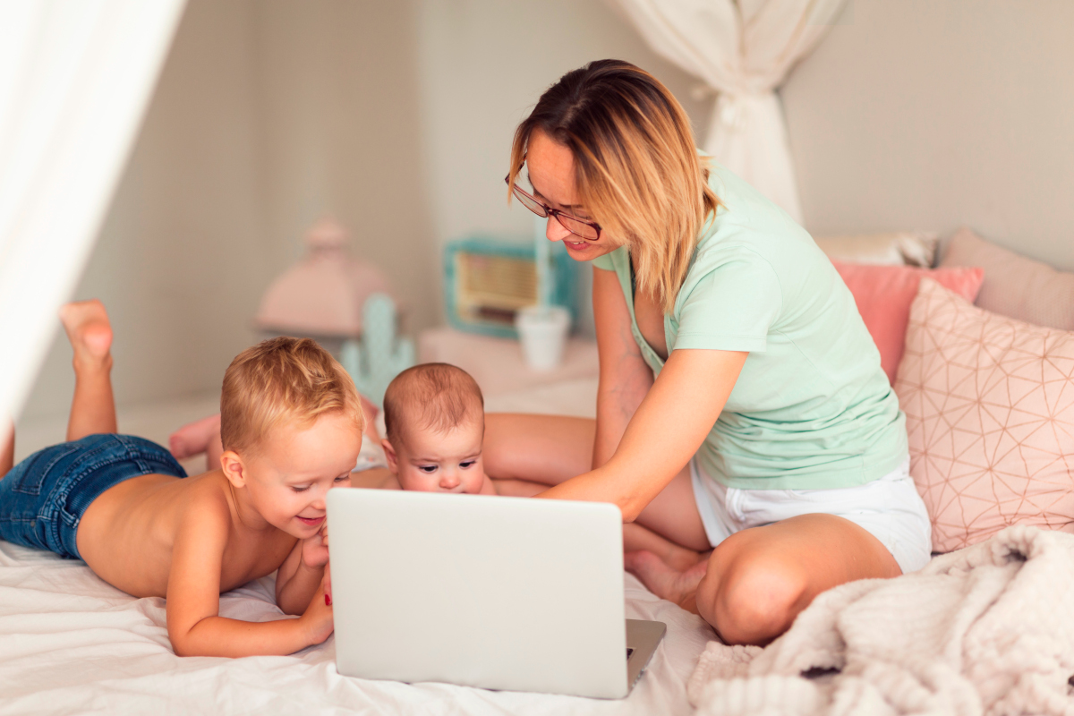Bébé et écrans après la crèche
