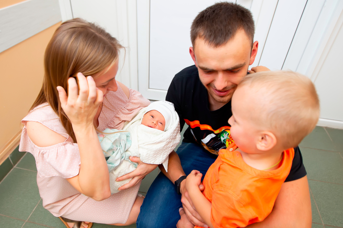 Jalousie entre l'aîné et bébé à la rentrée