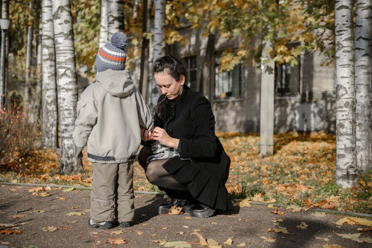 l'enfant refuse de mettre son manteau