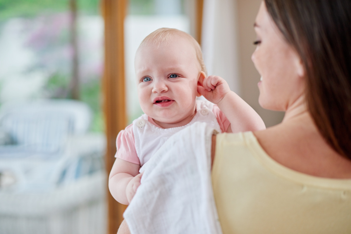 Bébé tire sur ses oreilles : dents, fatigue ou otite ? Bébé tire sur ses oreilles : dents, fatigue ou otite ?