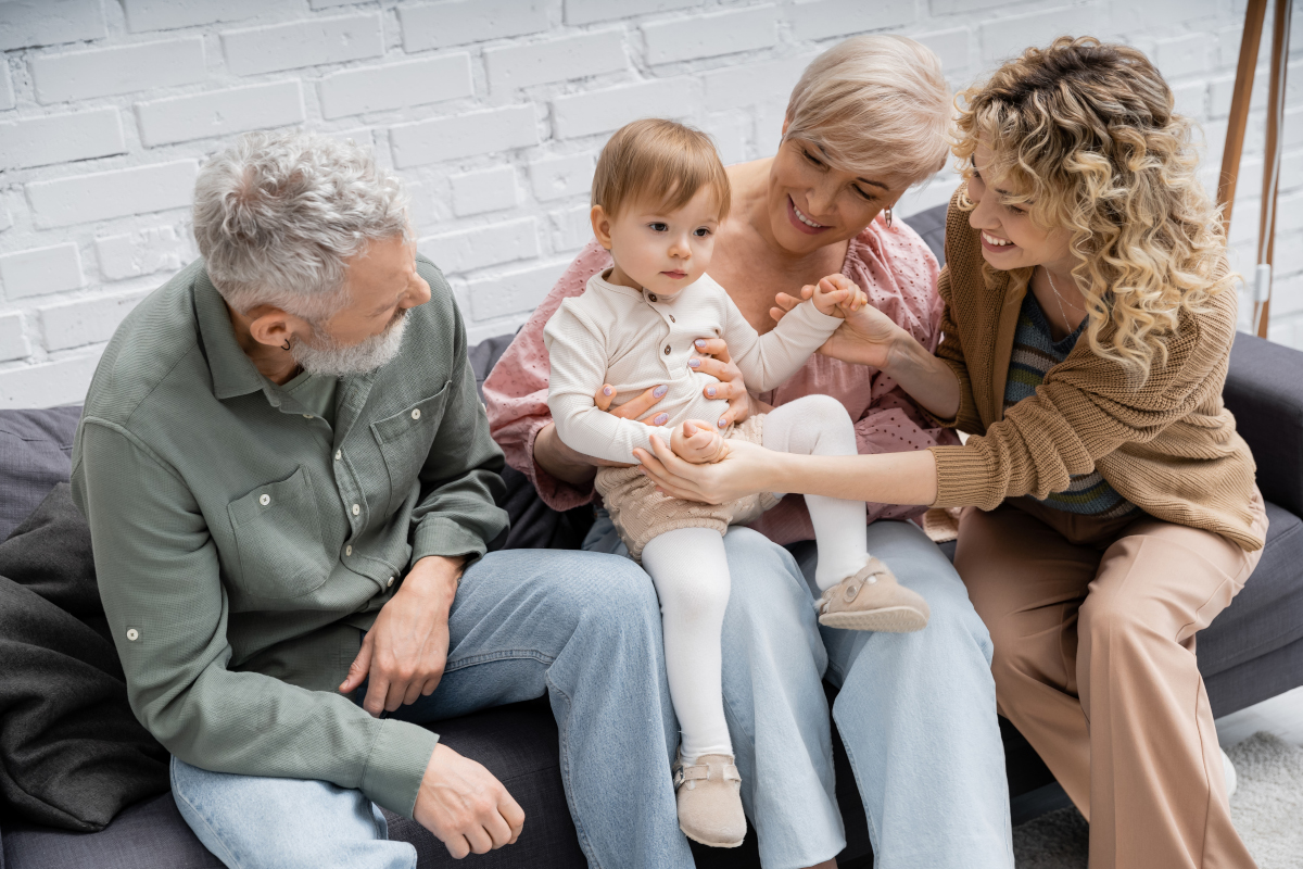 Bébé gardé par ses grands-parents pendant les vacances