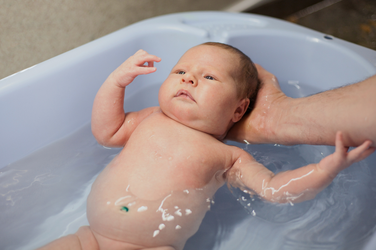 Bébé et bain en hiver