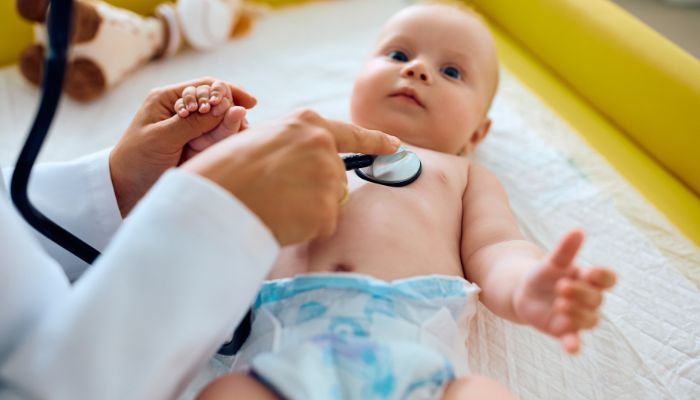 Boules blanches sur pénis de bébé