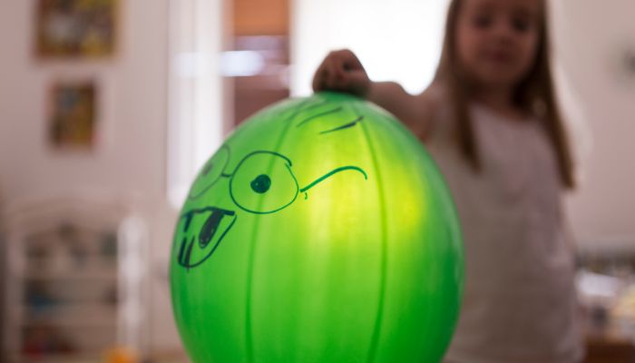 Petite fille avec sa poupée