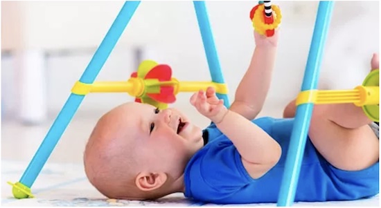 Stimulation d'un bébé de 5 mois par le jeu