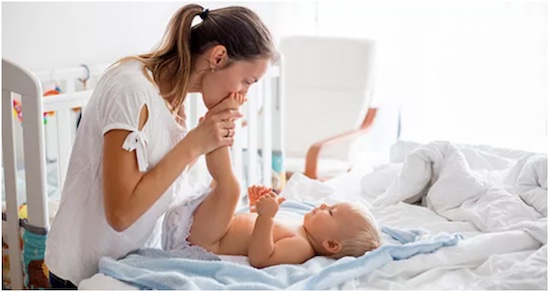 Session de caresses avec bébé