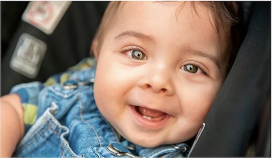 Stimuler bébé avec de la musique en voiture