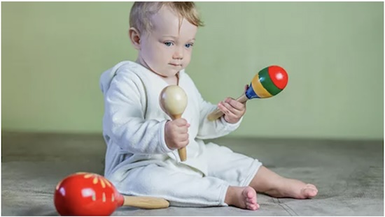 Stimulation de bébé avec des maracas