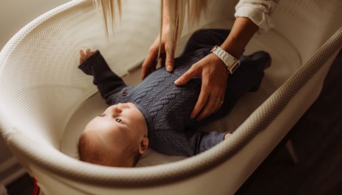 Bébé qui dort dans son couffin Bébé qui dort dans son couffin
