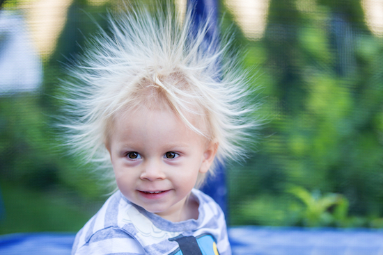 Petit garçon avec les cheveux électriques