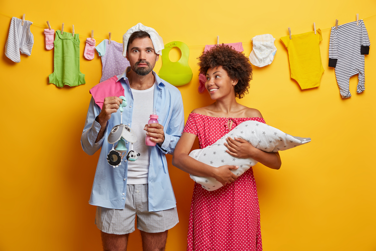 future maman qui achète des vêtements pour son bébé future maman qui achète des vêtements pour son bébé
