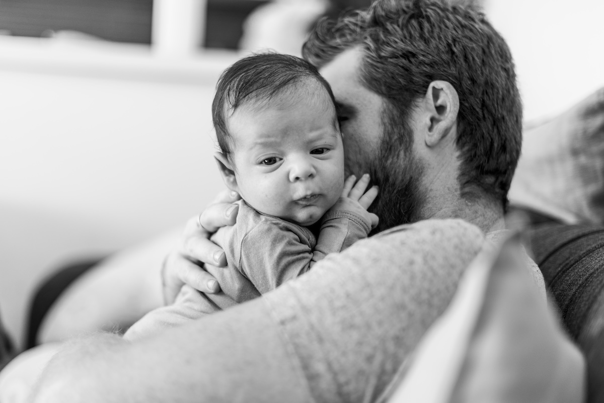 le rôle d'un papa avec son bébé
