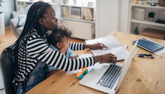 Maman et enfant devant un ordinateur