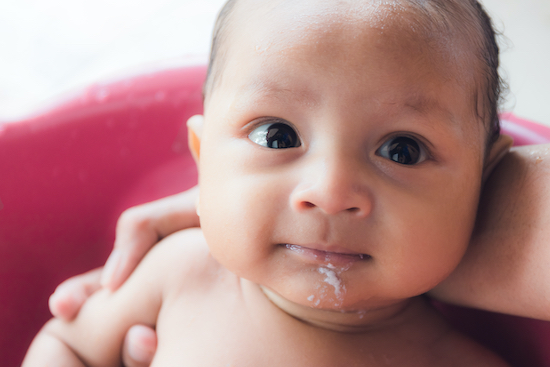 Bébé qui a régurgité