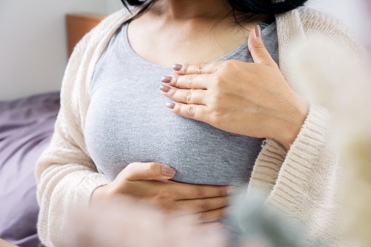 Une femme enceinte qui a mal sous la poitrine Une femme enceinte qui a mal sous la poitrine