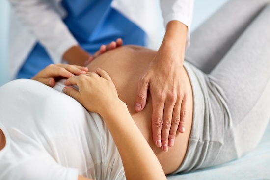 Aider bébé à se retourner avant la naissance